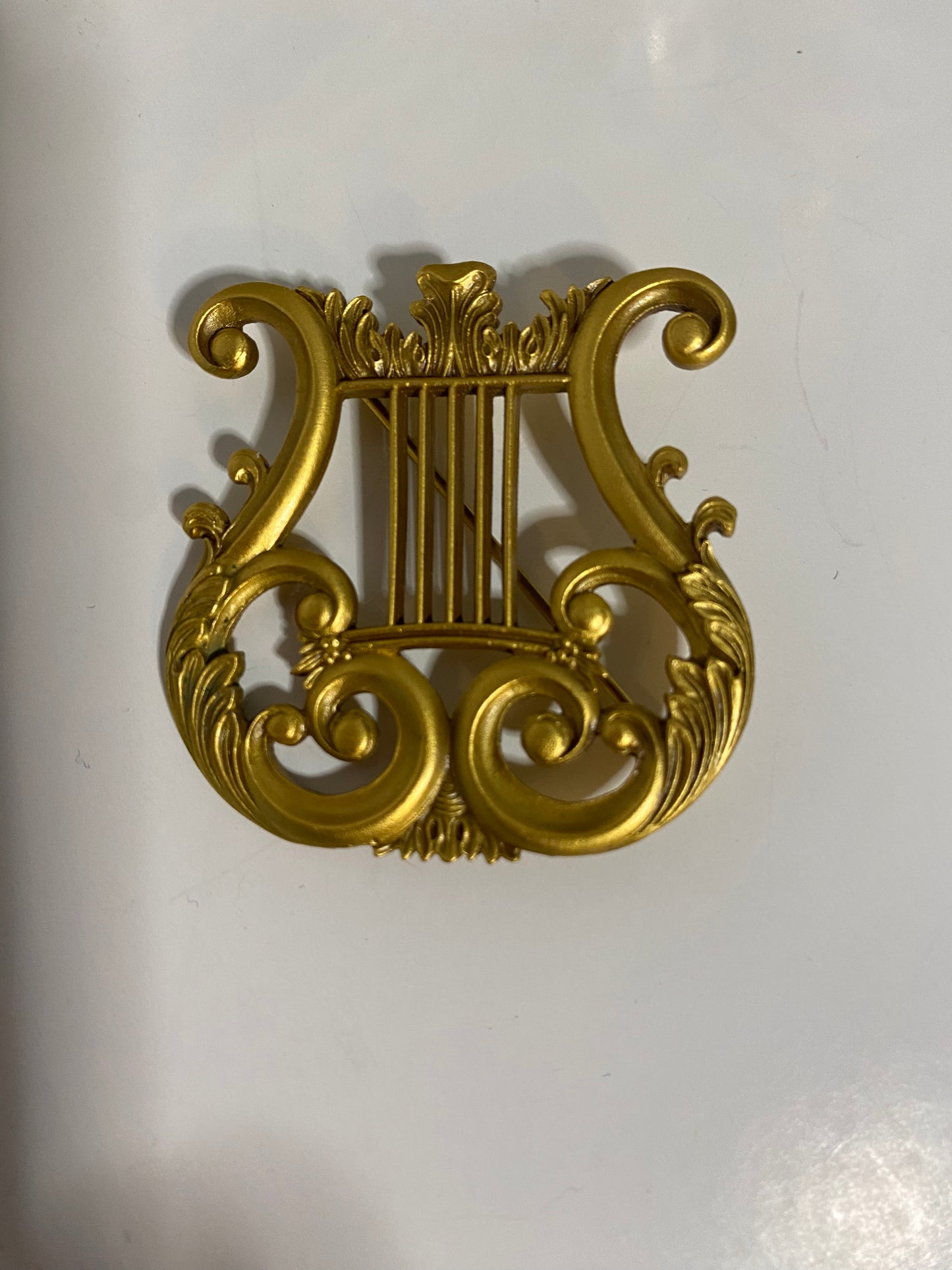 Musical harp brooch